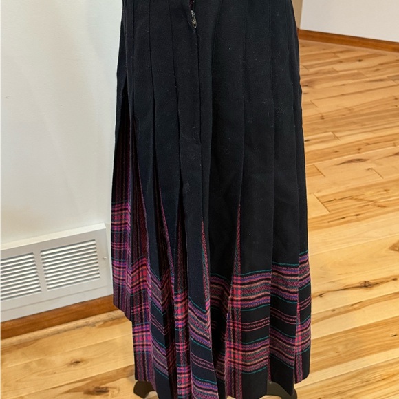 Pendleton color pleated skirt- classic luxury, office siren - Picture 6 of 9